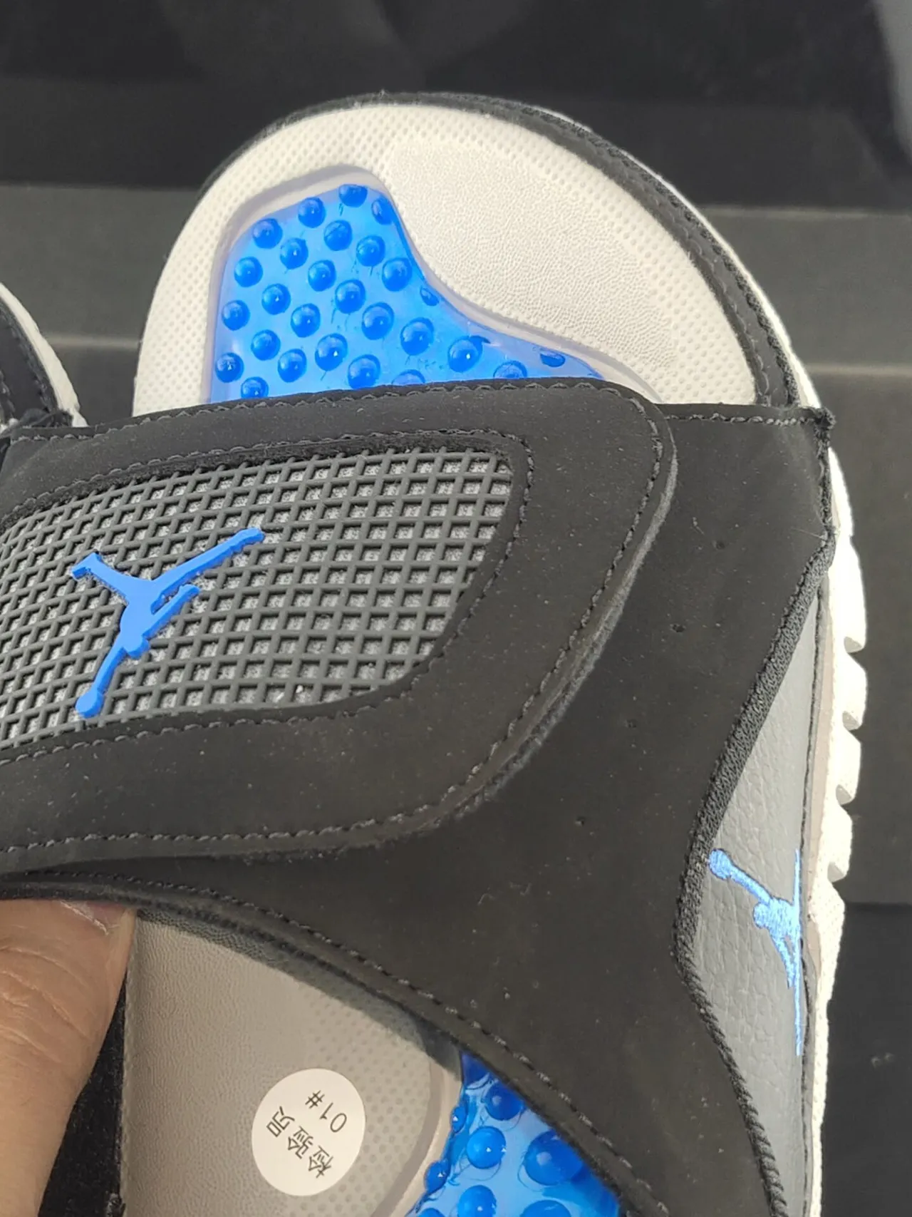 Chinelo Air Jordan Slide preto e azul com palmilha com relevo 6