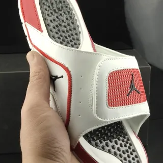 Chinelos Air Jordan branco e vermelho com cabedal tipo couro e painel de tira em mesh