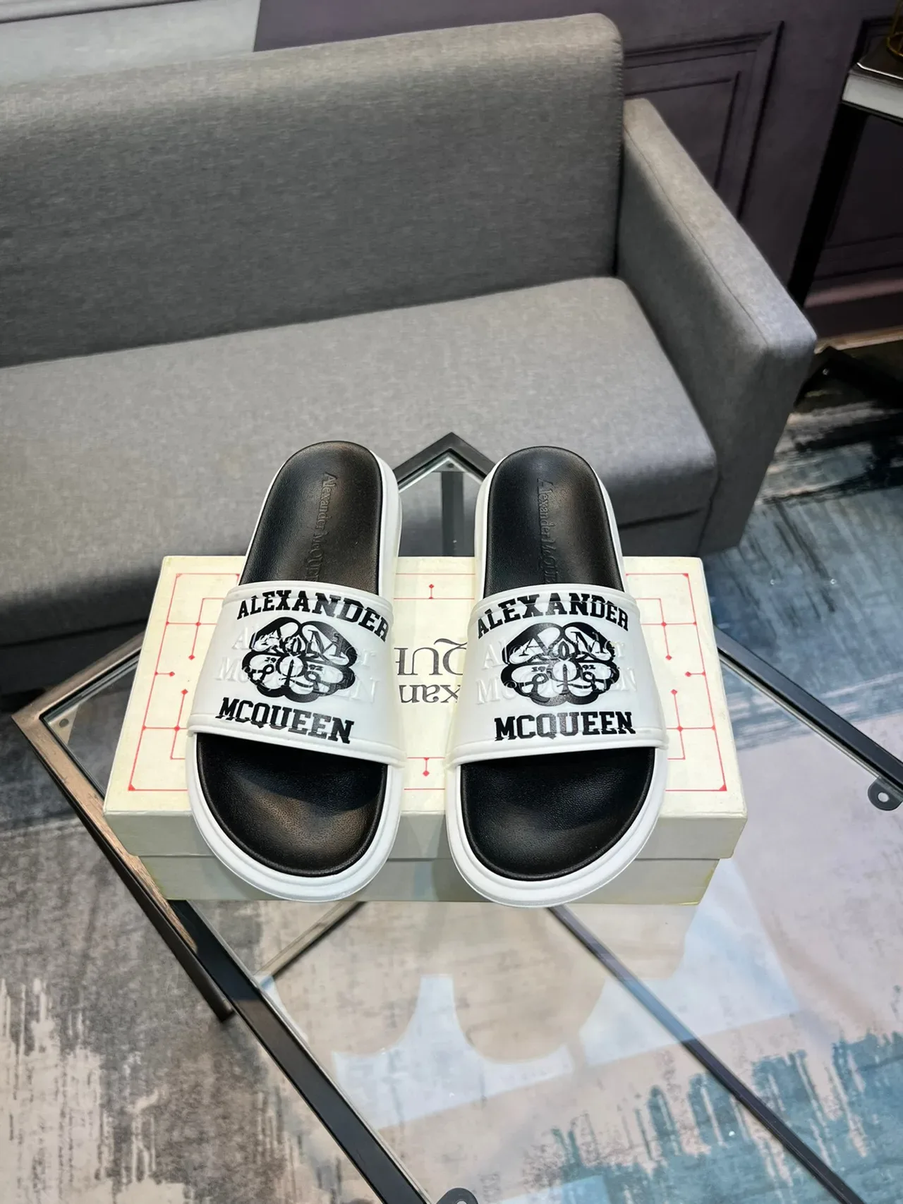 Alexander McQueen Logo-Print Chaussures à Glisser Blancs et Noirs 2