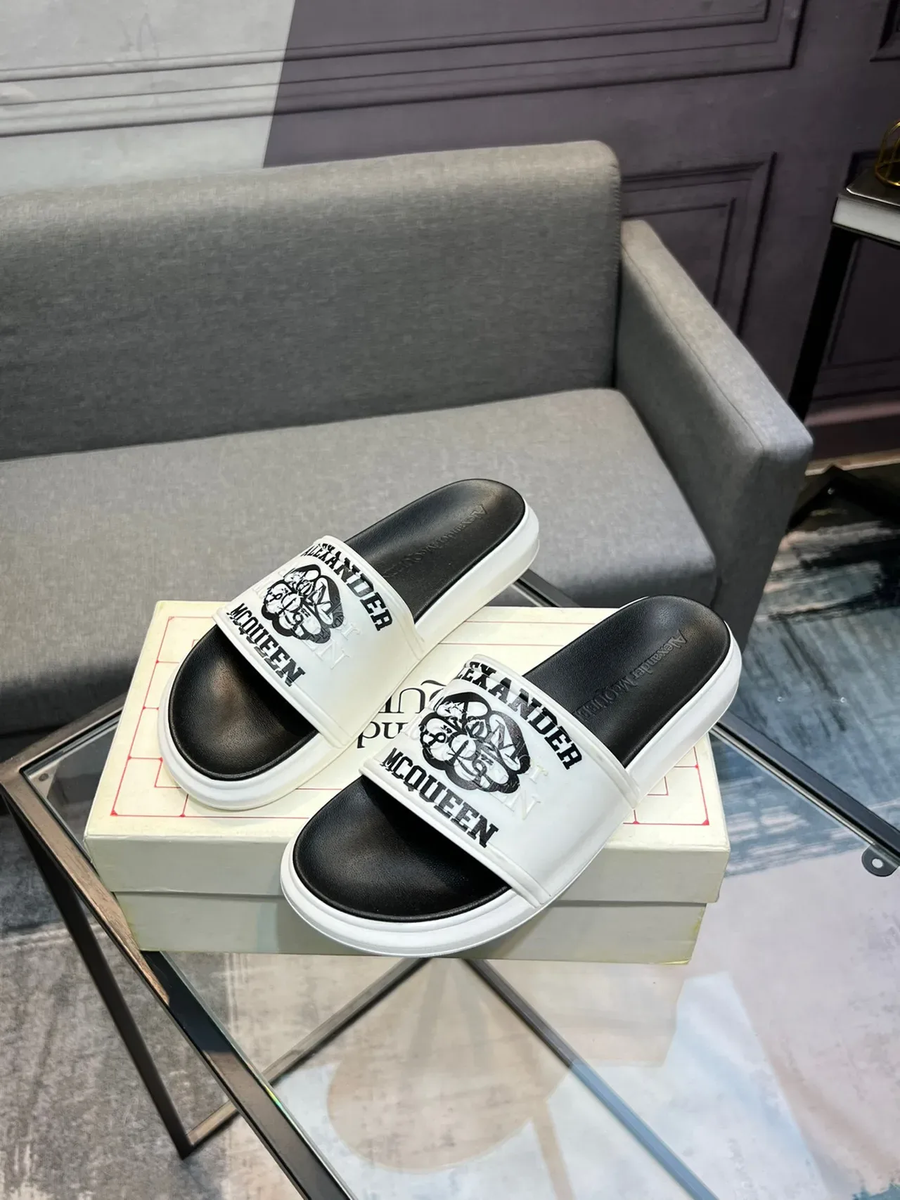 Alexander McQueen Logo-Print Chaussures à Glisser Blancs et Noirs 3