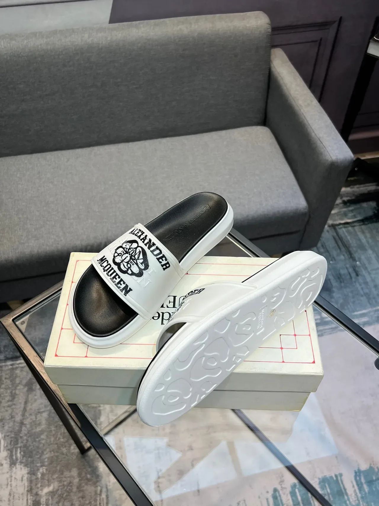 Alexander McQueen Logo-Print Chaussures à Glisser Blancs et Noirs 4