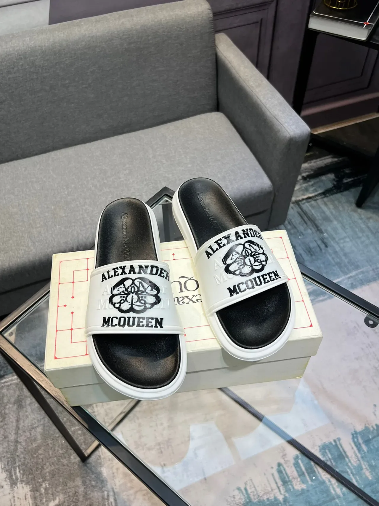 Alexander McQueen Logo-Print Chaussures à Glisser Blancs et Noirs 5