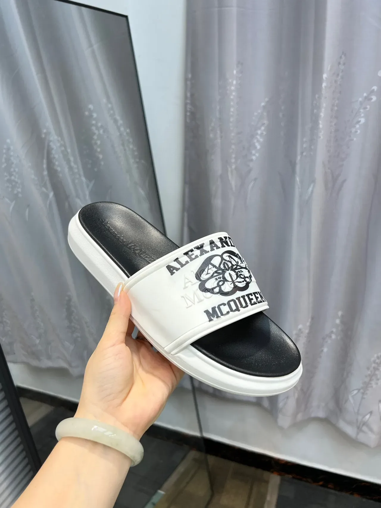 Alexander McQueen Logo-Print Chaussures à Glisser Blancs et Noirs 6