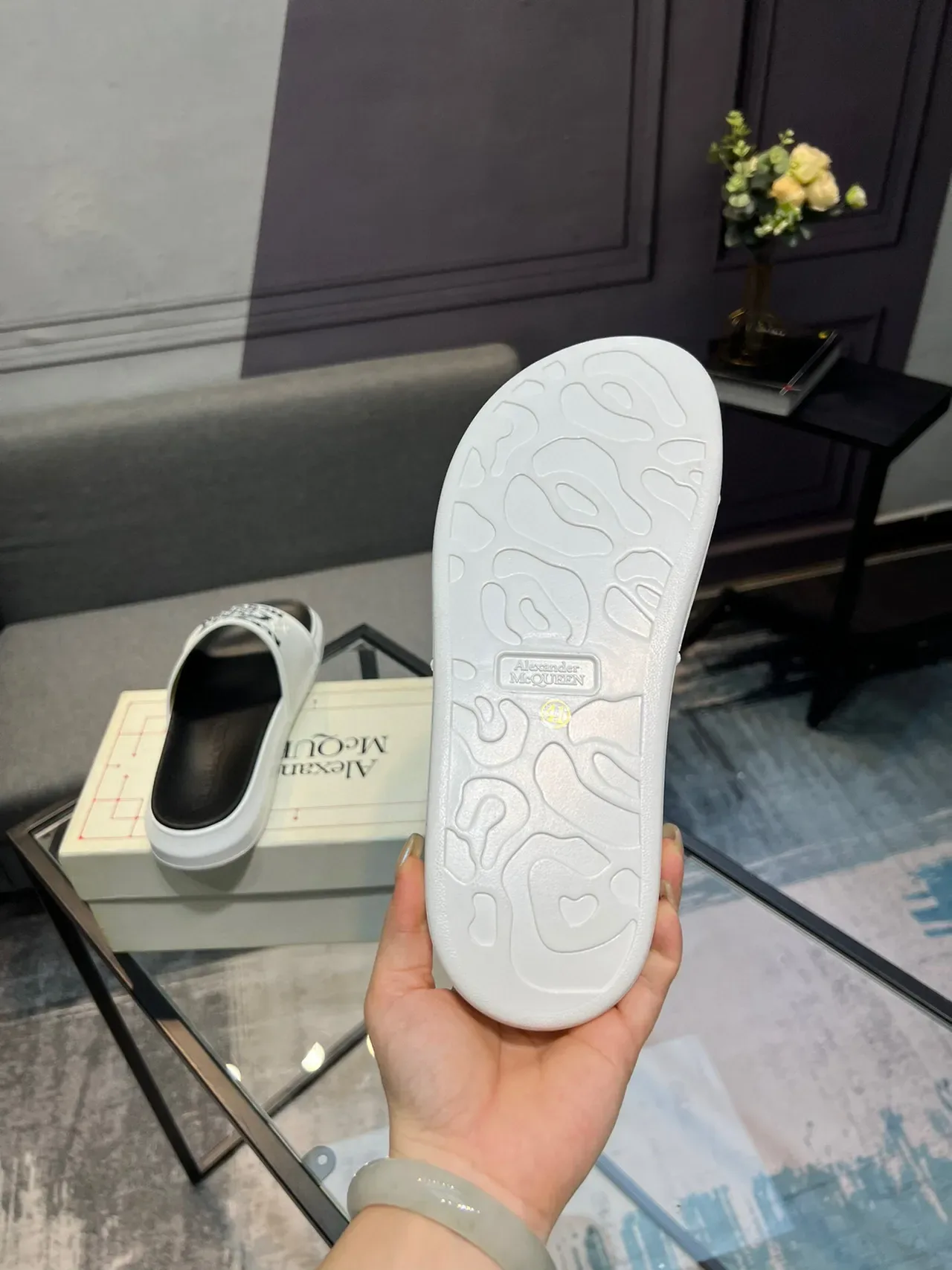 Alexander McQueen Logo-Print Chaussures à Glisser Blancs et Noirs 7