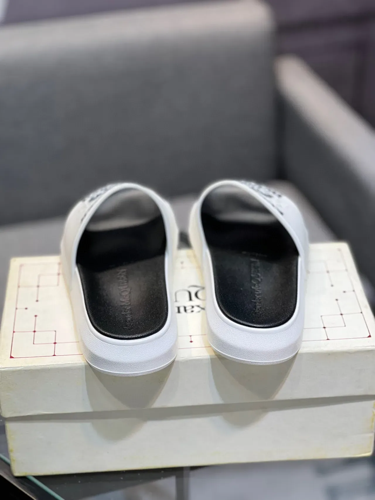Alexander McQueen Logo-Print Chaussures à Glisser Blancs et Noirs 8