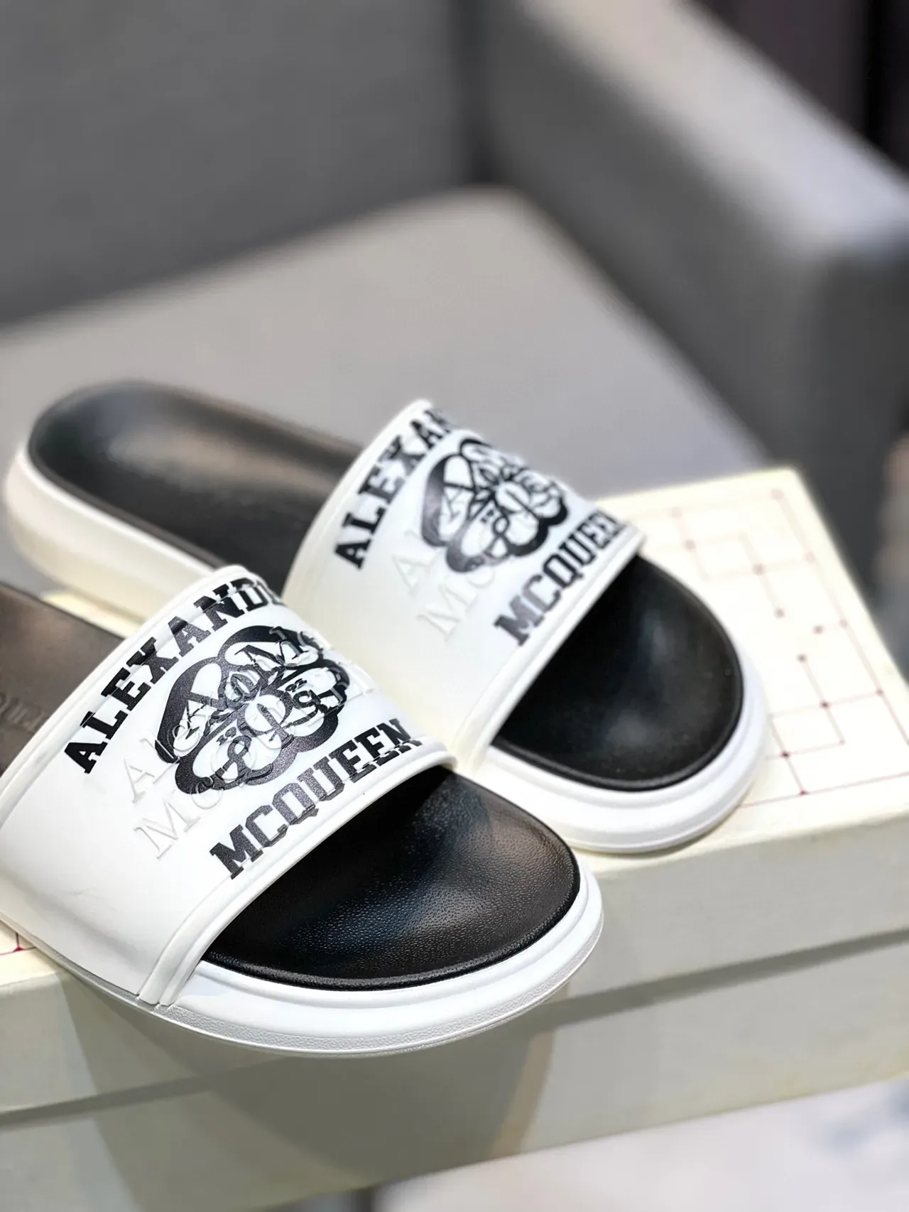 Alexander McQueen Logo-Print Chaussures à Glisser Blancs et Noirs 9