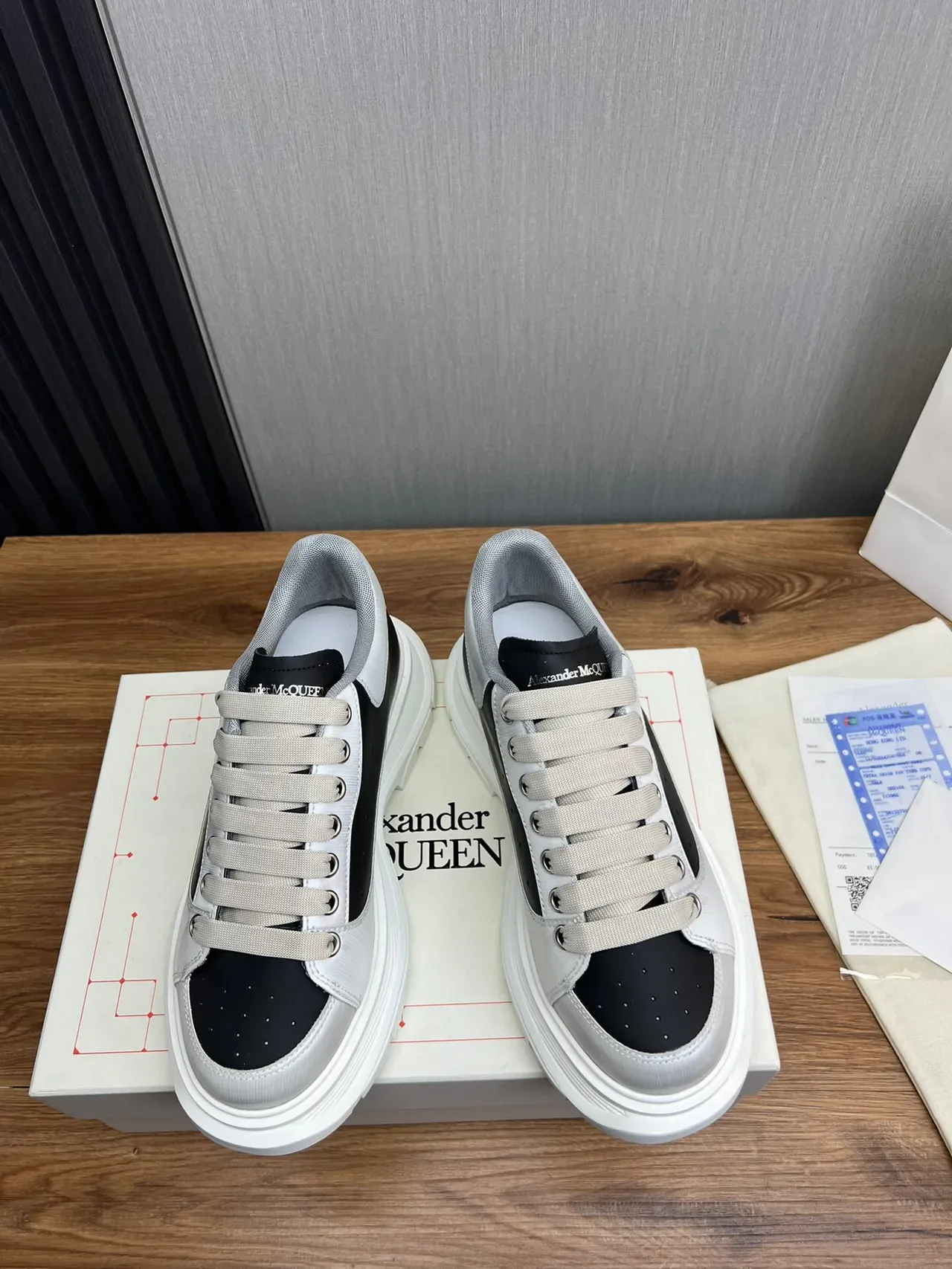Alexander McQueen ओवरसाइज्ड ब्लैक एंड सिल्वर चंकी स्नीकर 4