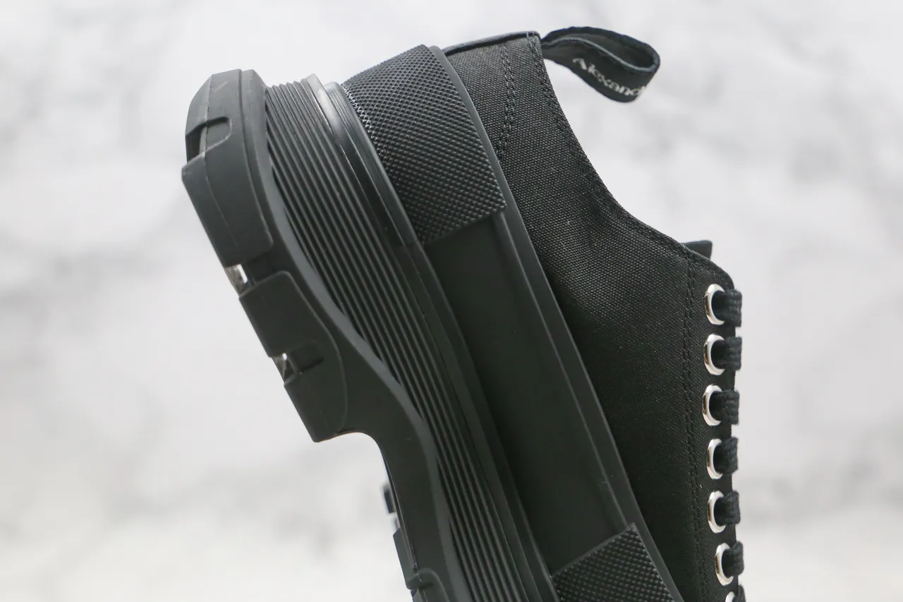 Alexander McQueen حذاء رياضي واسع أسود كانفاس سميك 4