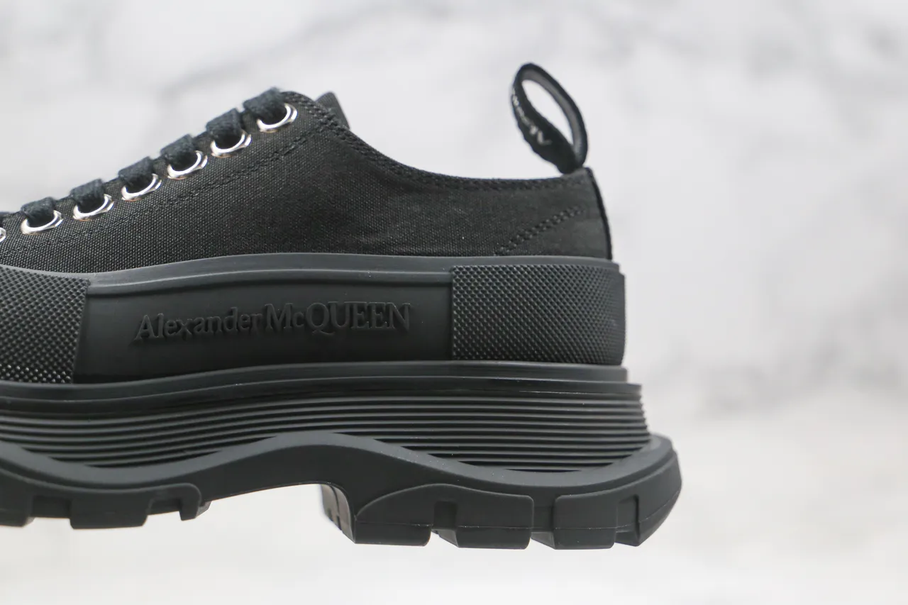 Alexander McQueen حذاء رياضي واسع أسود كانفاس سميك 6