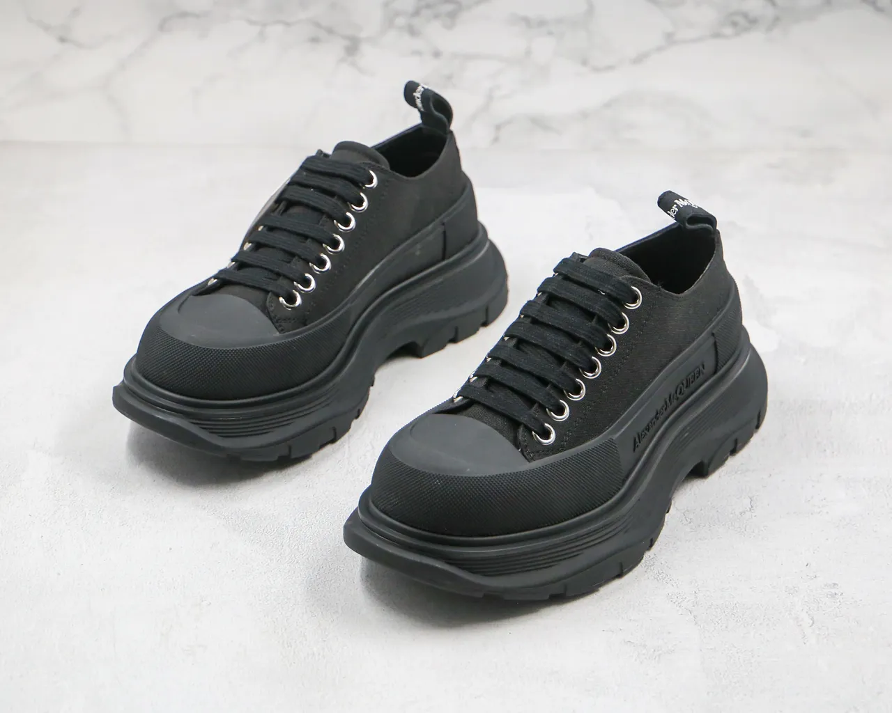 Alexander McQueen حذاء رياضي واسع أسود كانفاس سميك 8