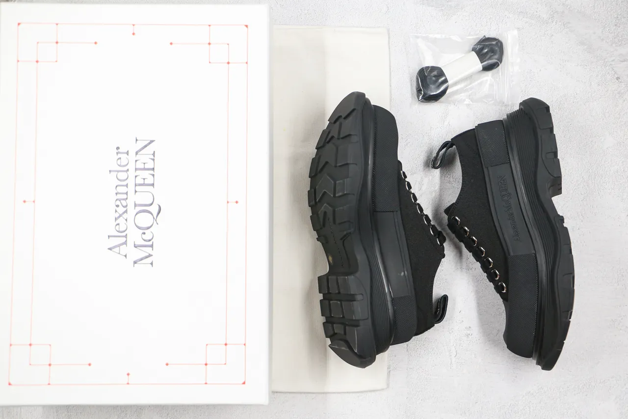 Alexander McQueen حذاء رياضي واسع أسود كانفاس سميك 9