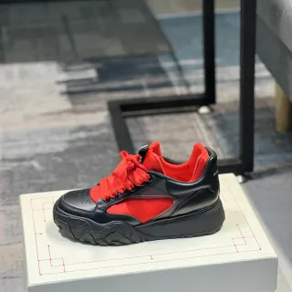 Alexander McQueen विशाल स्नीकर काला लाल मोटा स्नीकर