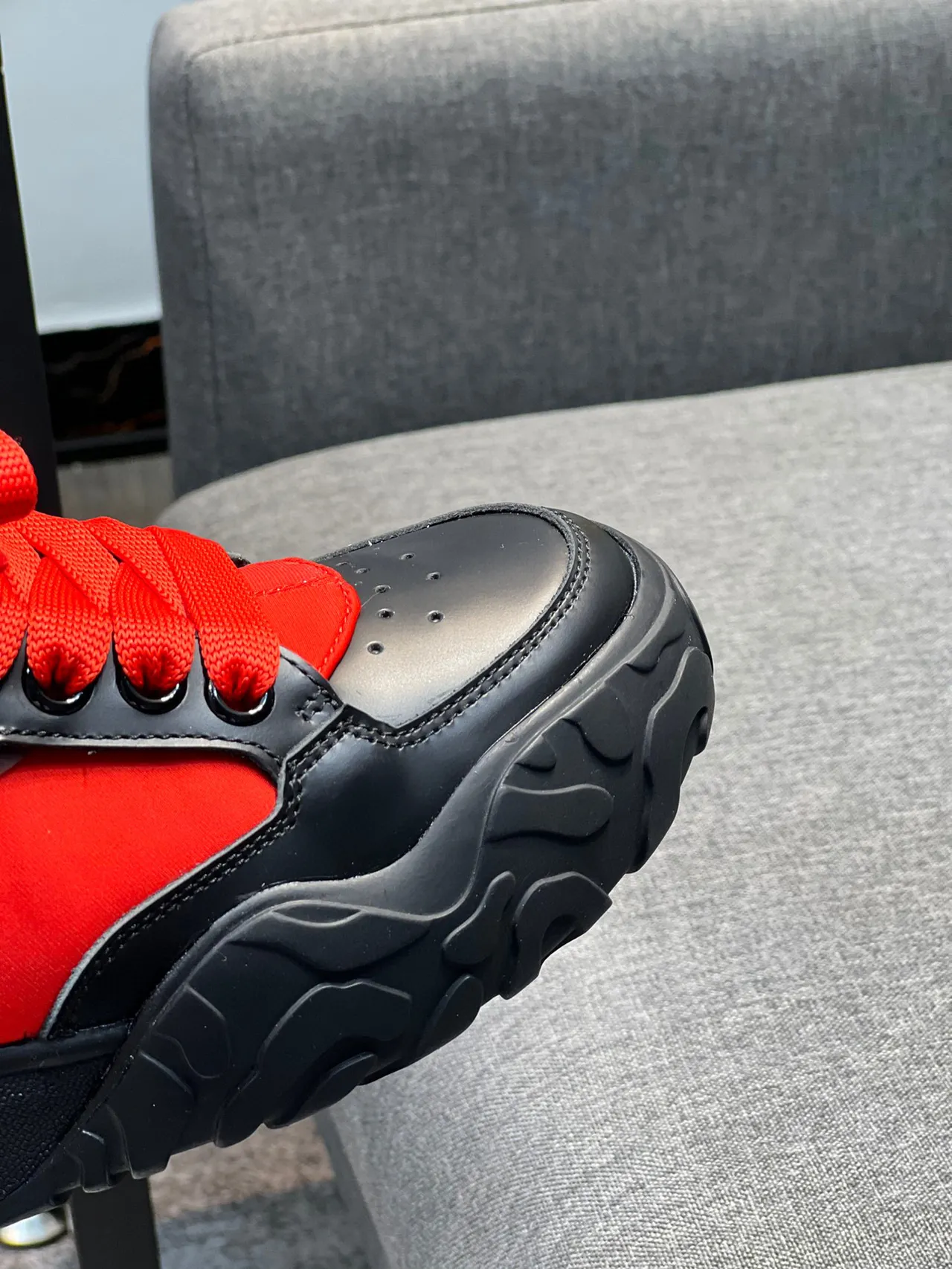 Alexander McQueen حذاء oversized أسود أحمر حذاء chunky 3