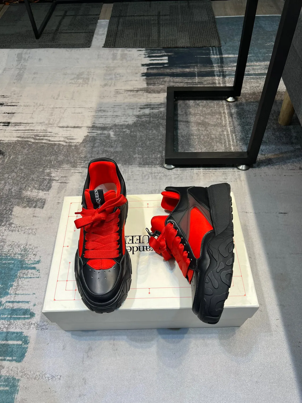 Alexander McQueen حذاء oversized أسود أحمر حذاء chunky 4