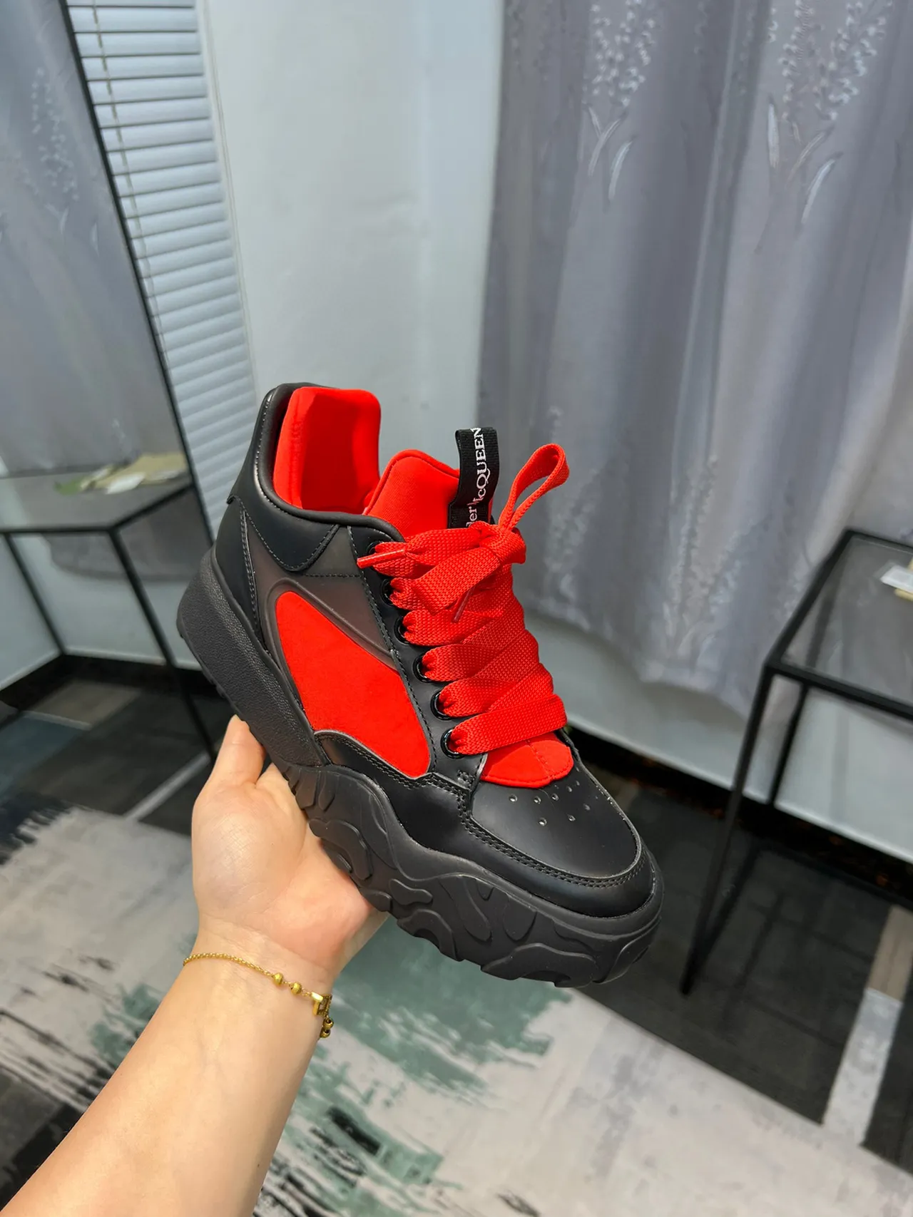 Alexander McQueen حذاء oversized أسود أحمر حذاء chunky 5