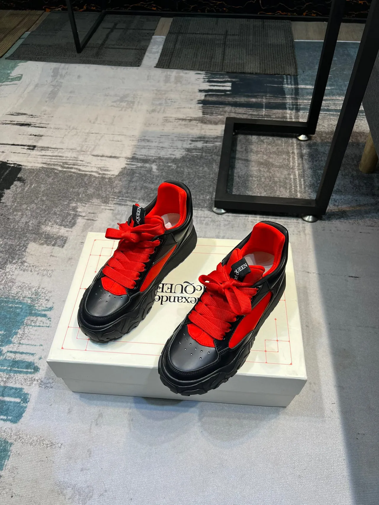 Alexander McQueen حذاء oversized أسود أحمر حذاء chunky 6