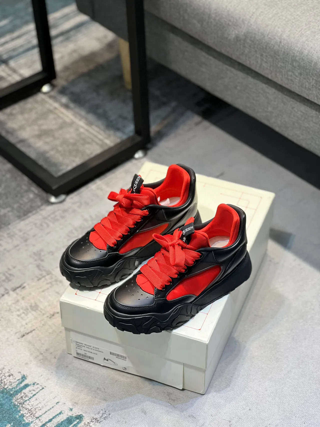 Alexander McQueen حذاء oversized أسود أحمر حذاء chunky 7