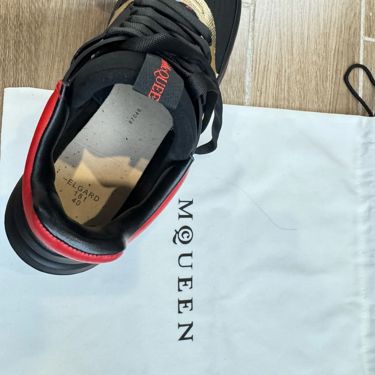 Alexander McQueen Zapatilla Oversized Negra Roja Dorada Chunky Sneaker 2