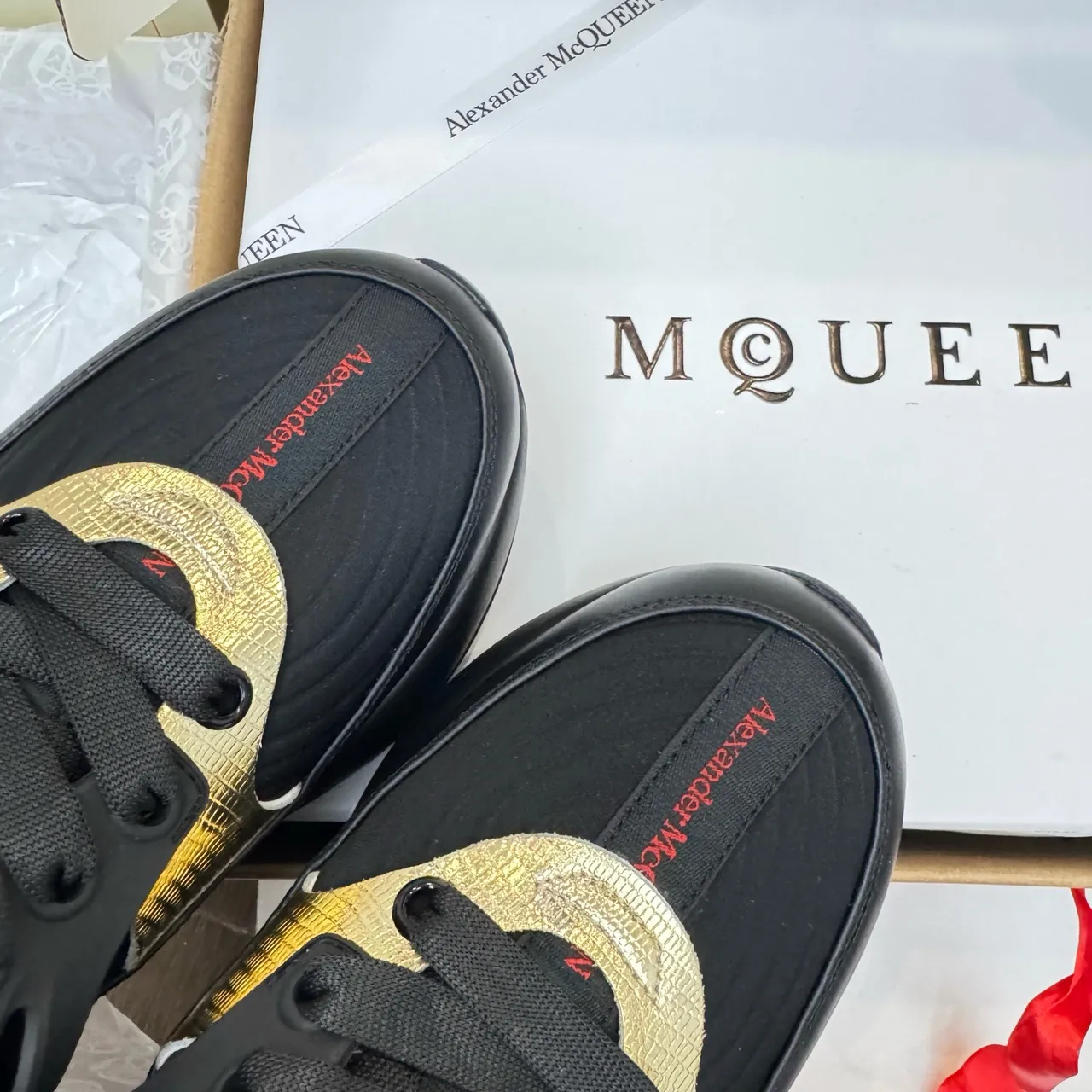 Alexander McQueen Zapatilla Oversized Negra Roja Dorada Chunky Sneaker 3