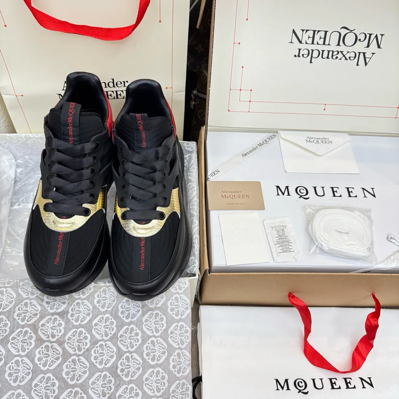 Alexander McQueen Zapatilla Oversized Negra Roja Dorada Chunky Sneaker 4