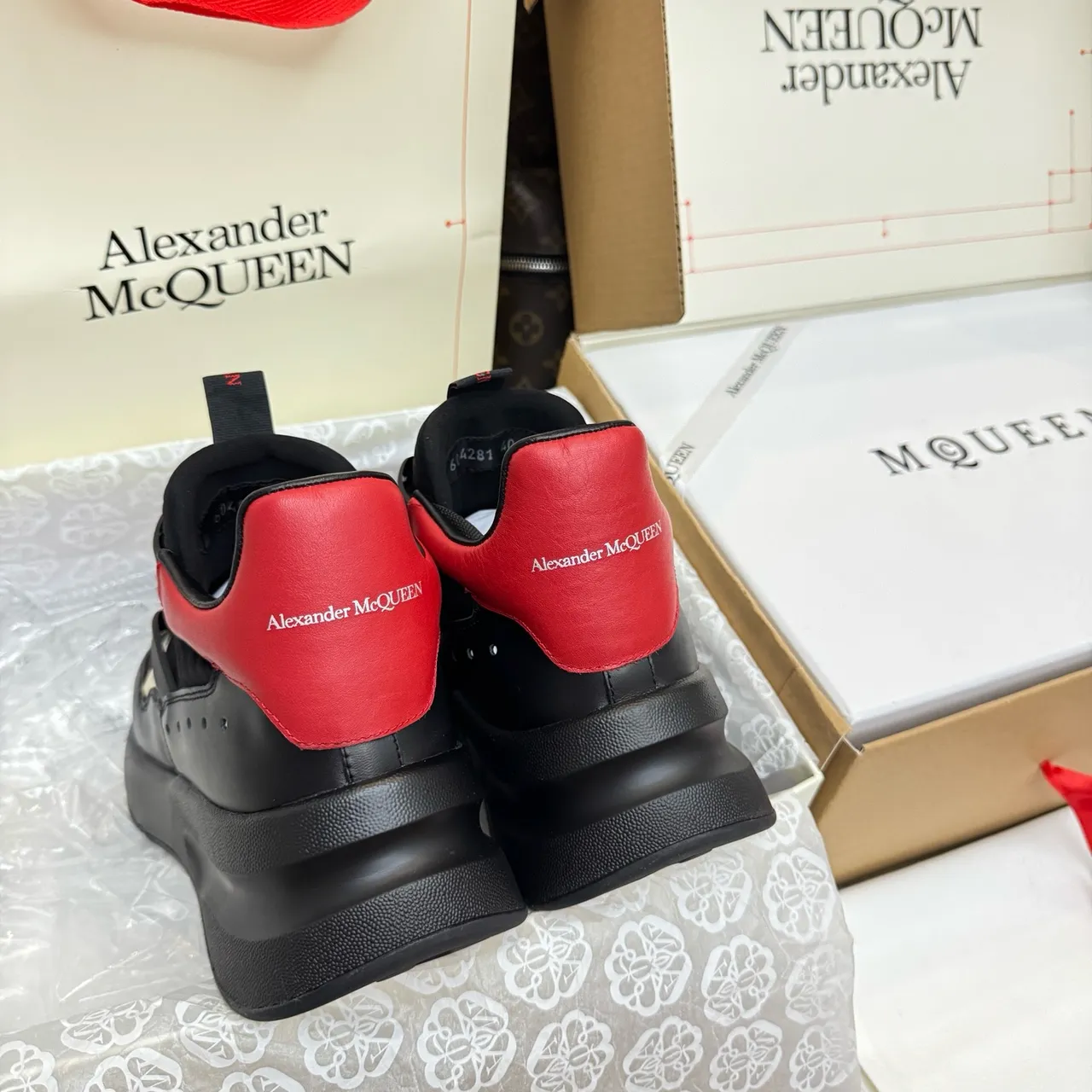 Alexander McQueen Zapatilla Oversized Negra Roja Dorada Chunky Sneaker 5
