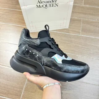 Alexander McQueen ओवरसाइज्ड स्नीकर काला चांदी स्कल्प्टेड सोल फटे चमड़े की टेक्सचर चंकी स्नीकर