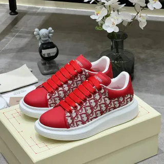 Alexander McQueen ओवरसाइज्ड स्नीकर लाल मोनोग्राम लाइफस्टाइल स्नीकर