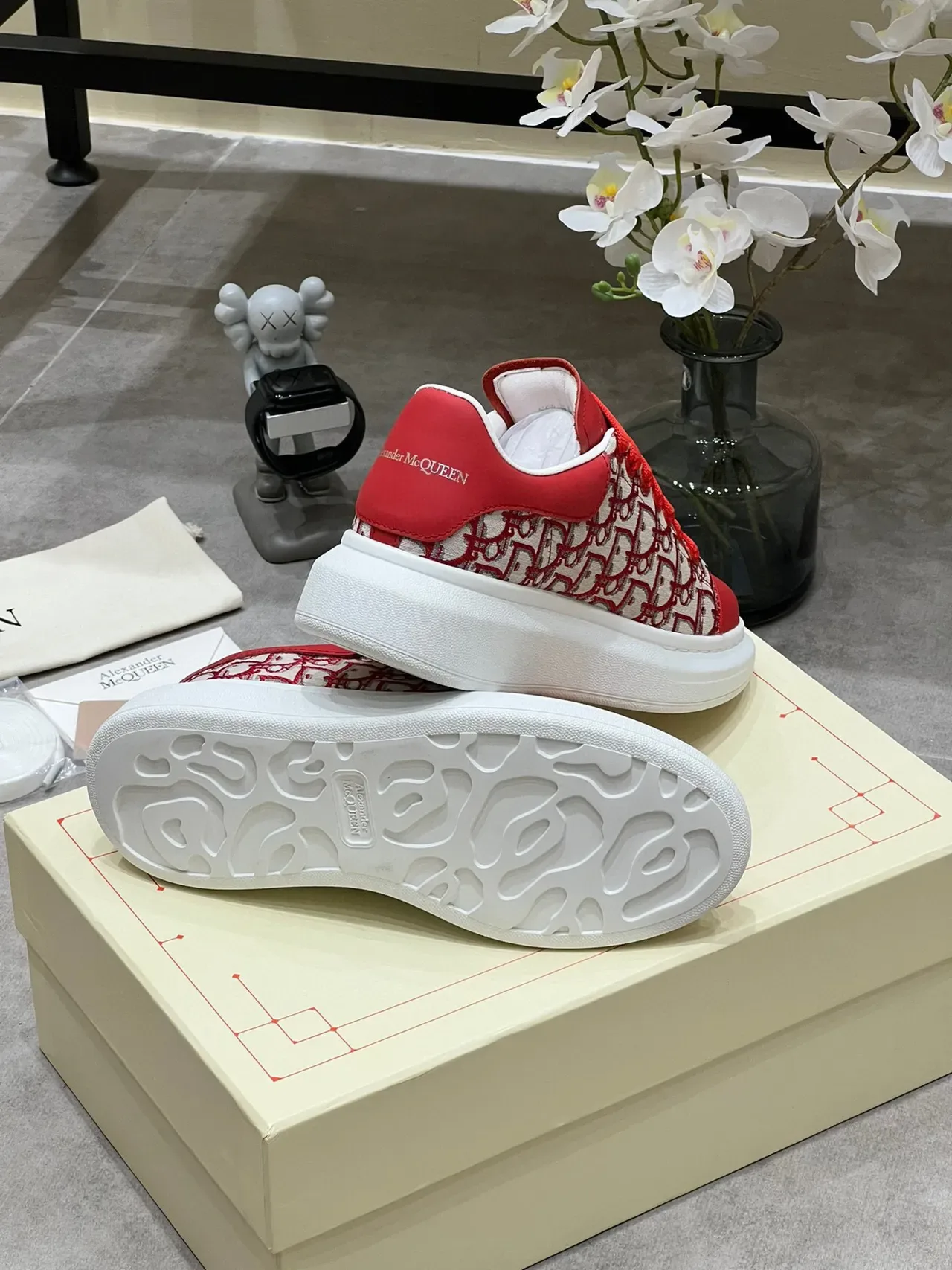 Alexander McQueen ओवरसाइज्ड स्नीकर लाल मोनोग्राम लाइफस्टाइल स्नीकर 4