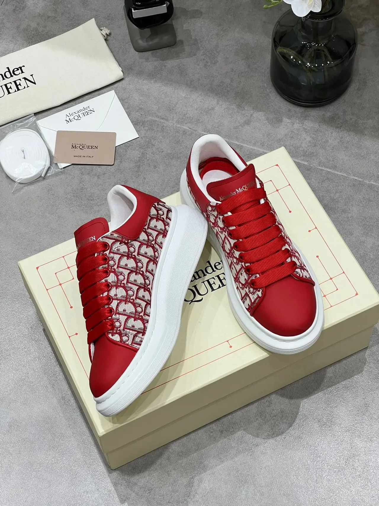 Alexander McQueen ओवरसाइज्ड स्नीकर लाल मोनोग्राम लाइफस्टाइल स्नीकर 5