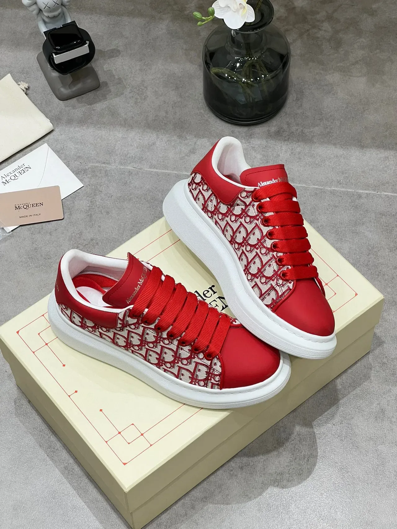 Alexander McQueen ओवरसाइज्ड स्नीकर लाल मोनोग्राम लाइफस्टाइल स्नीकर 6