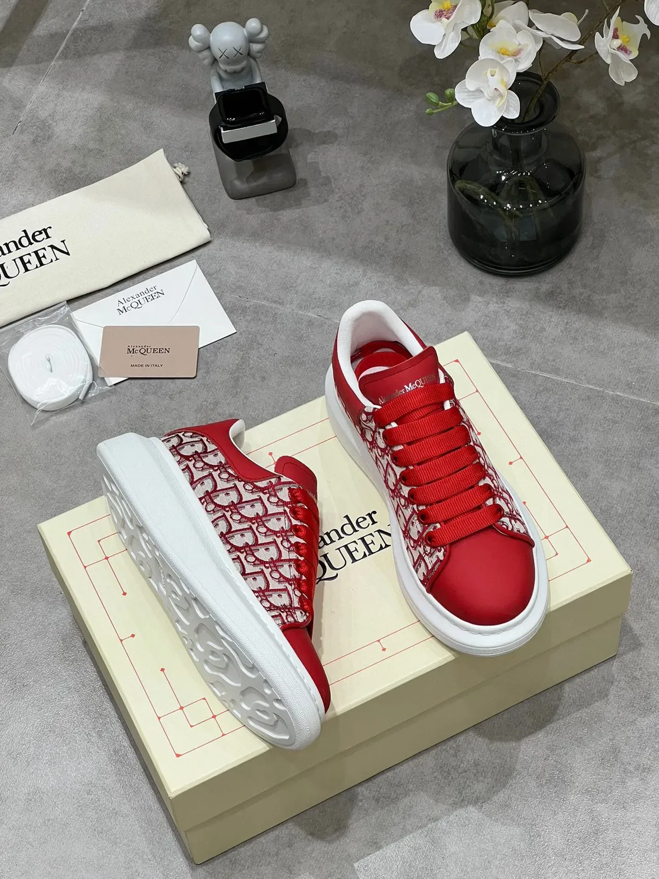 Alexander McQueen ओवरसाइज्ड स्नीकर लाल मोनोग्राम लाइफस्टाइल स्नीकर 7