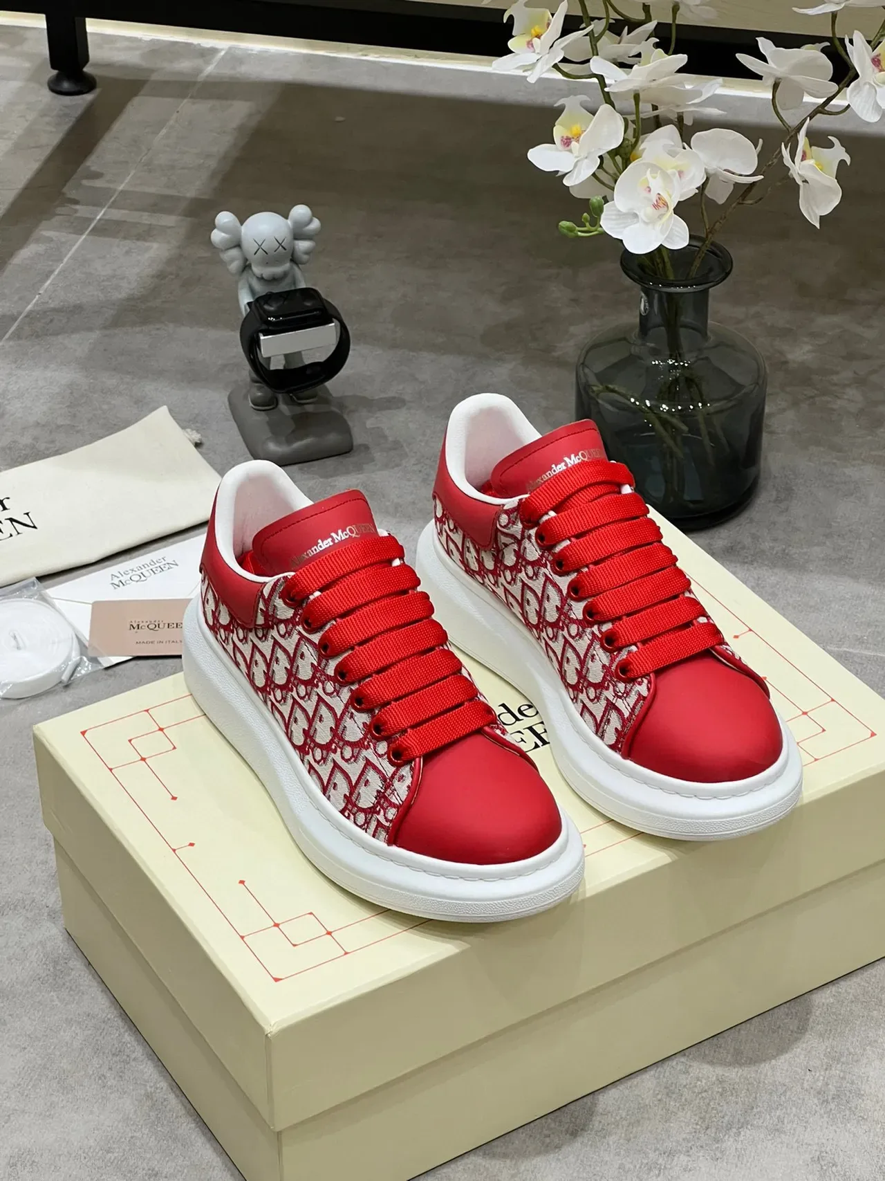 Alexander McQueen ओवरसाइज्ड स्नीकर लाल मोनोग्राम लाइफस्टाइल स्नीकर 8