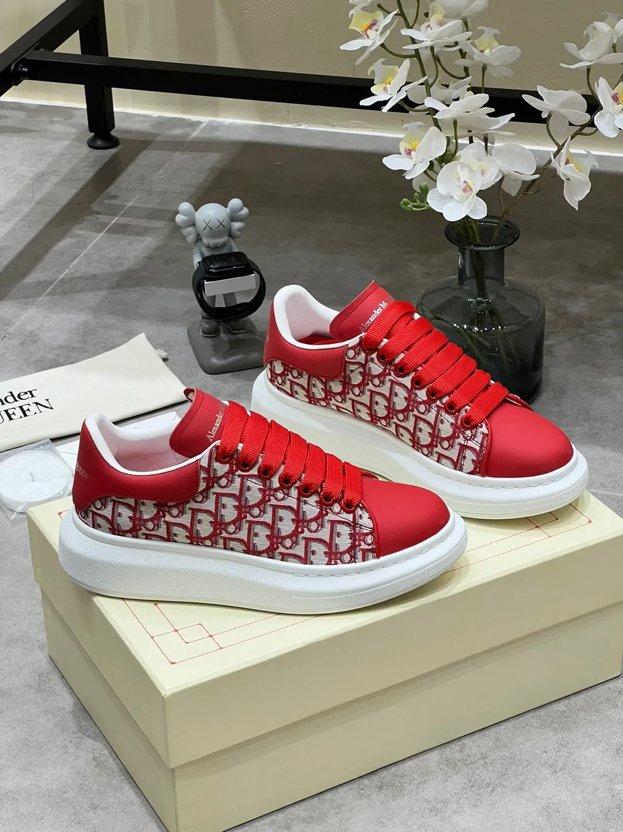 Alexander McQueen ओवरसाइज्ड स्नीकर लाल मोनोग्राम लाइफस्टाइल स्नीकर 9
