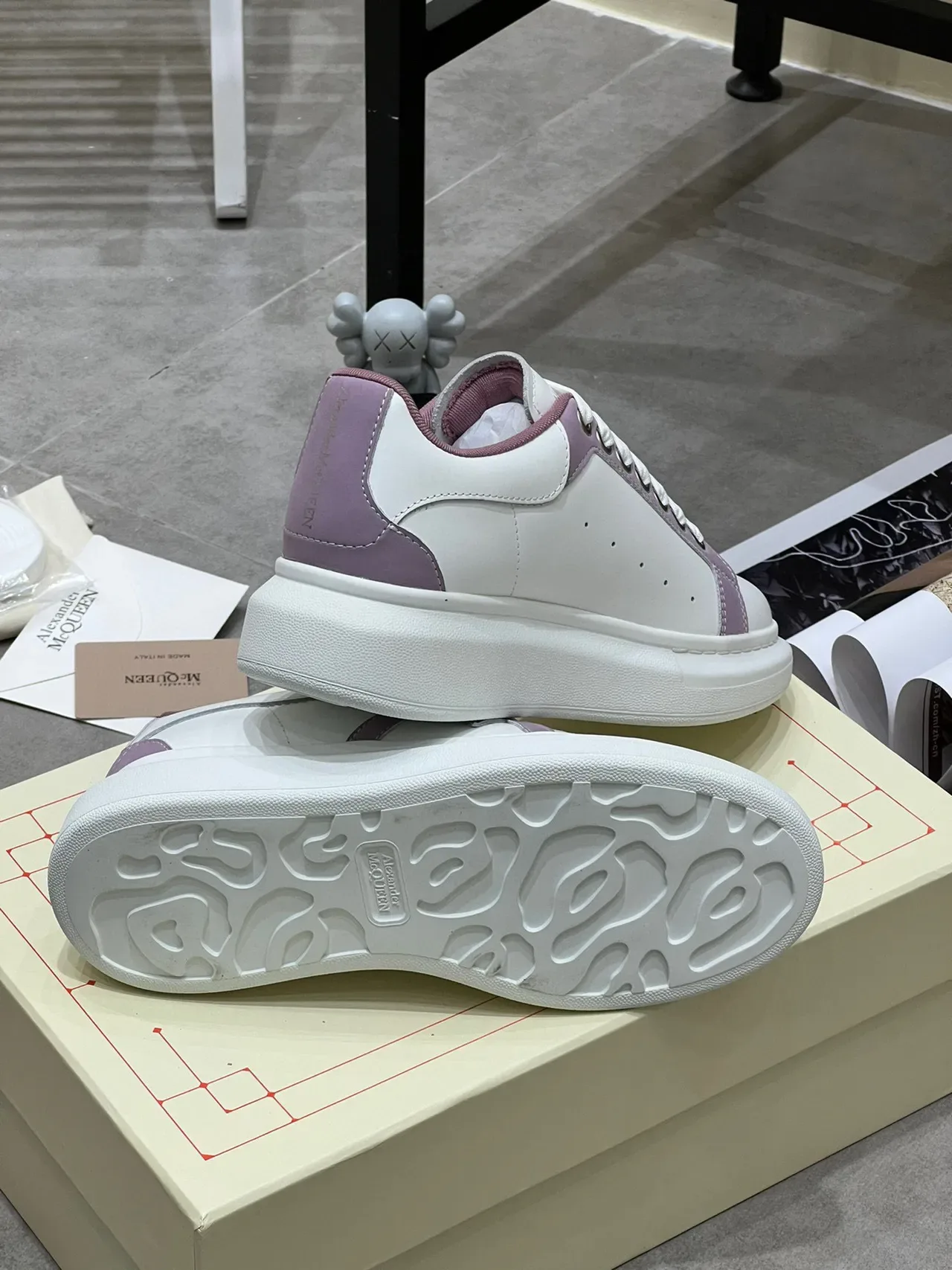 Alexander McQueen Sneakers Oversized Brancas e Lavanda Lifestyle 2