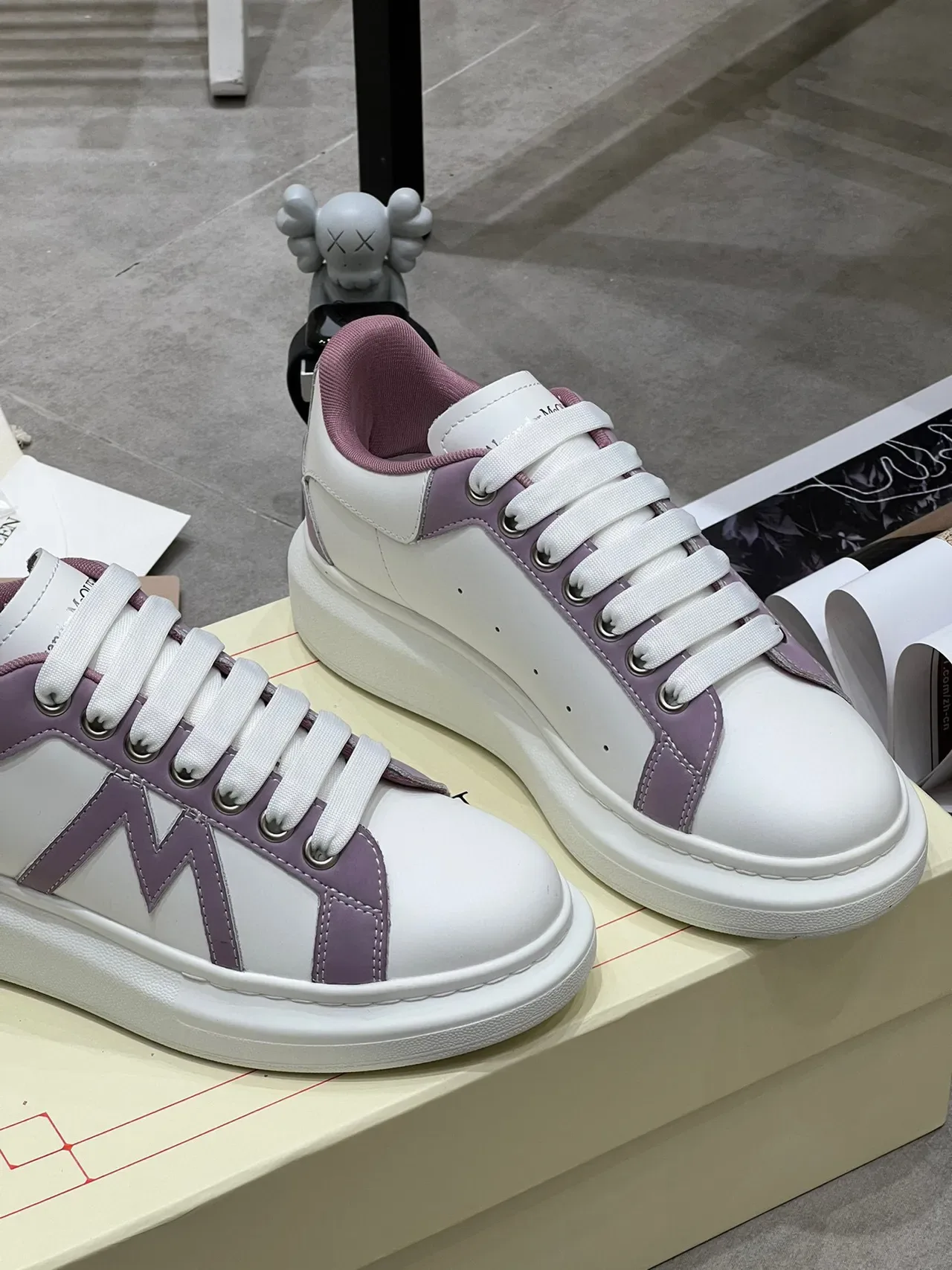 Alexander McQueen Sneakers Oversized Brancas e Lavanda Lifestyle 3