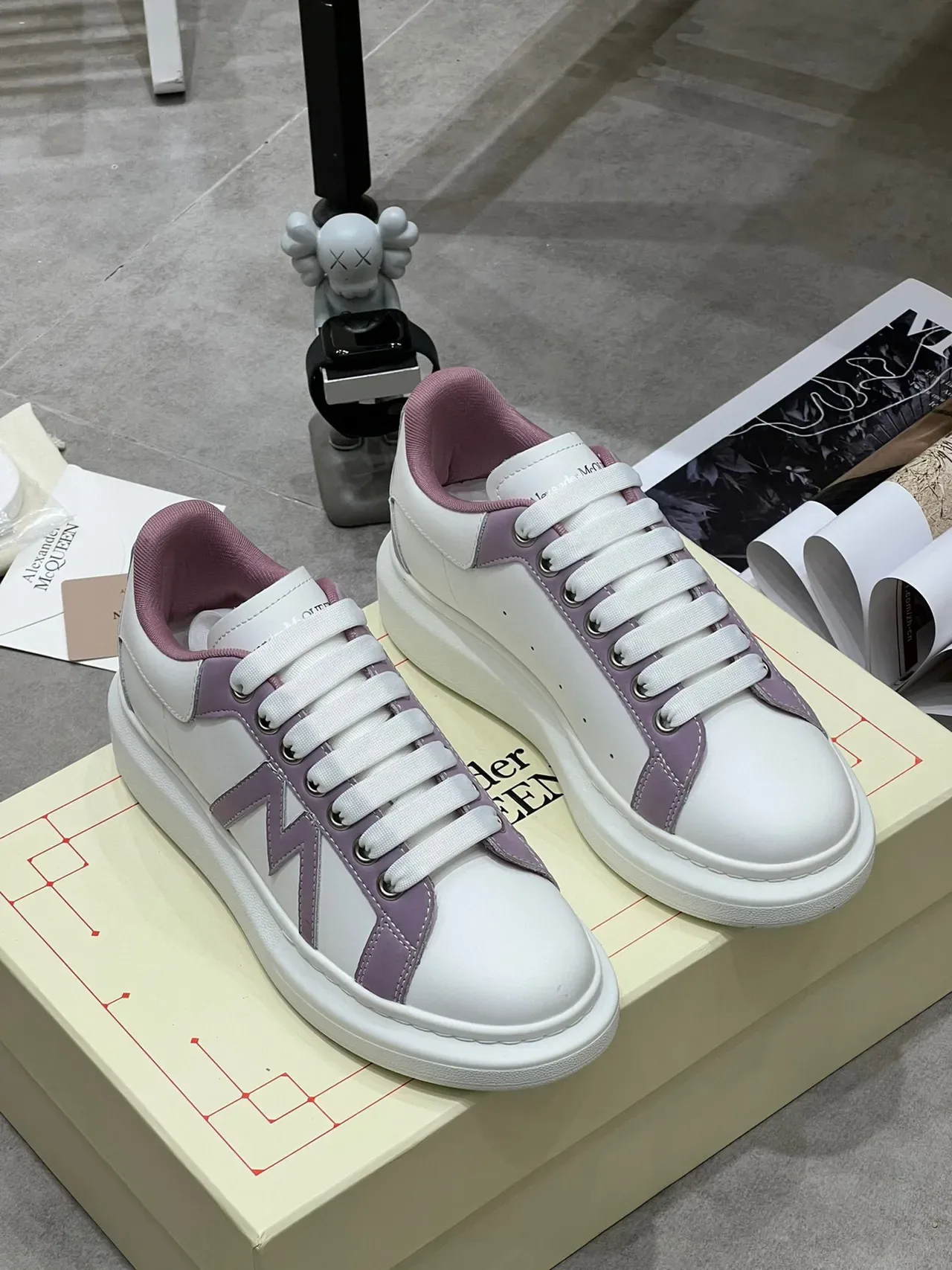 Alexander McQueen Sneakers Oversized Brancas e Lavanda Lifestyle 4