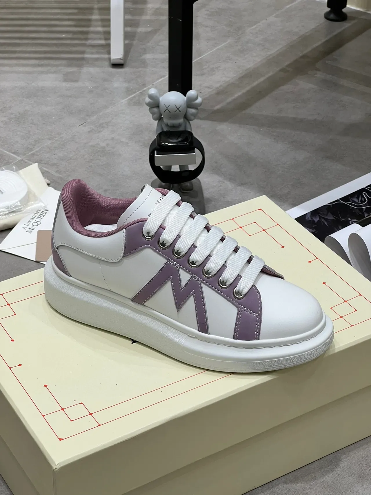 Alexander McQueen Sneakers Oversized Brancas e Lavanda Lifestyle 5