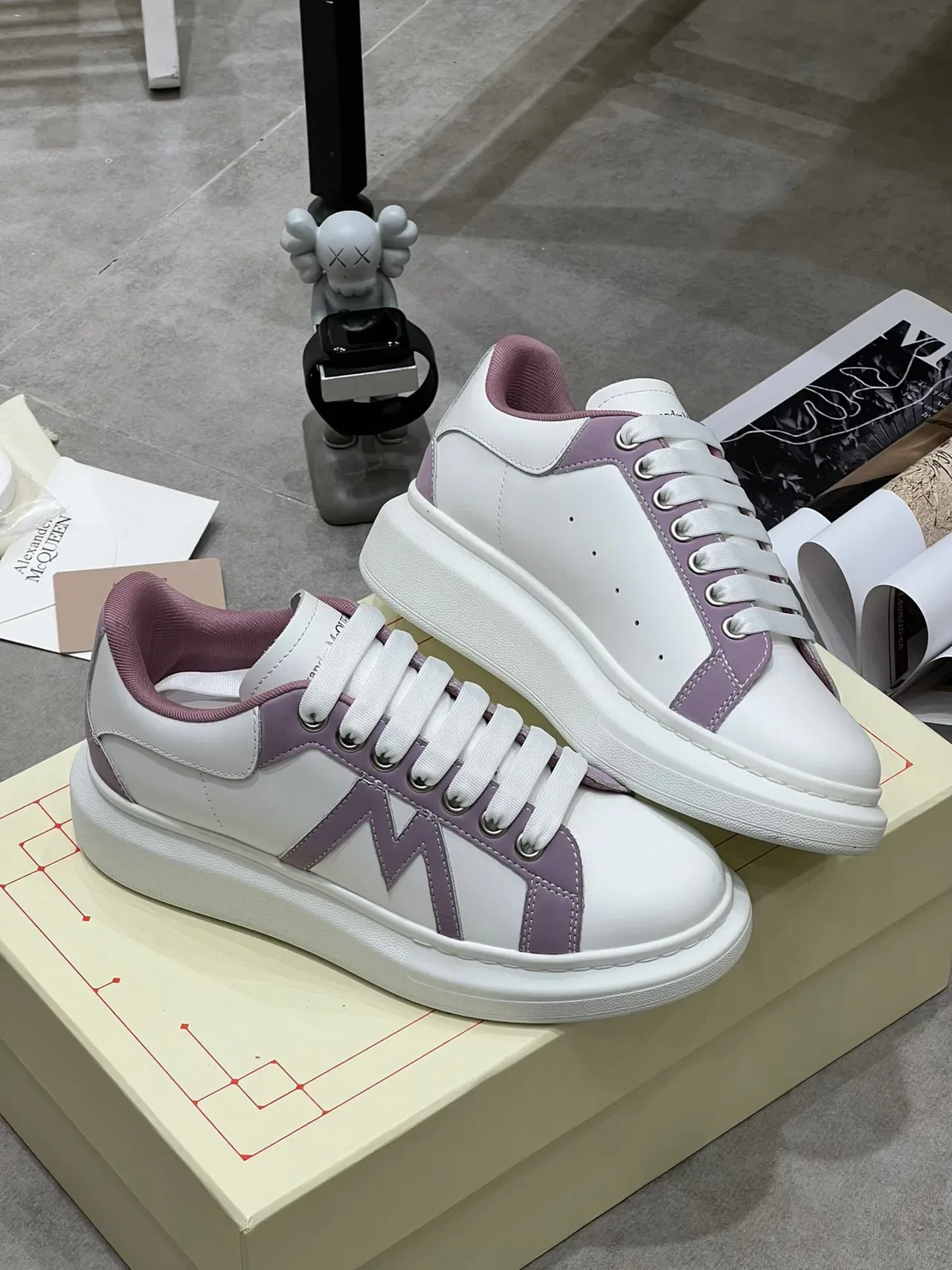 Alexander McQueen Sneakers Oversized Brancas e Lavanda Lifestyle 6