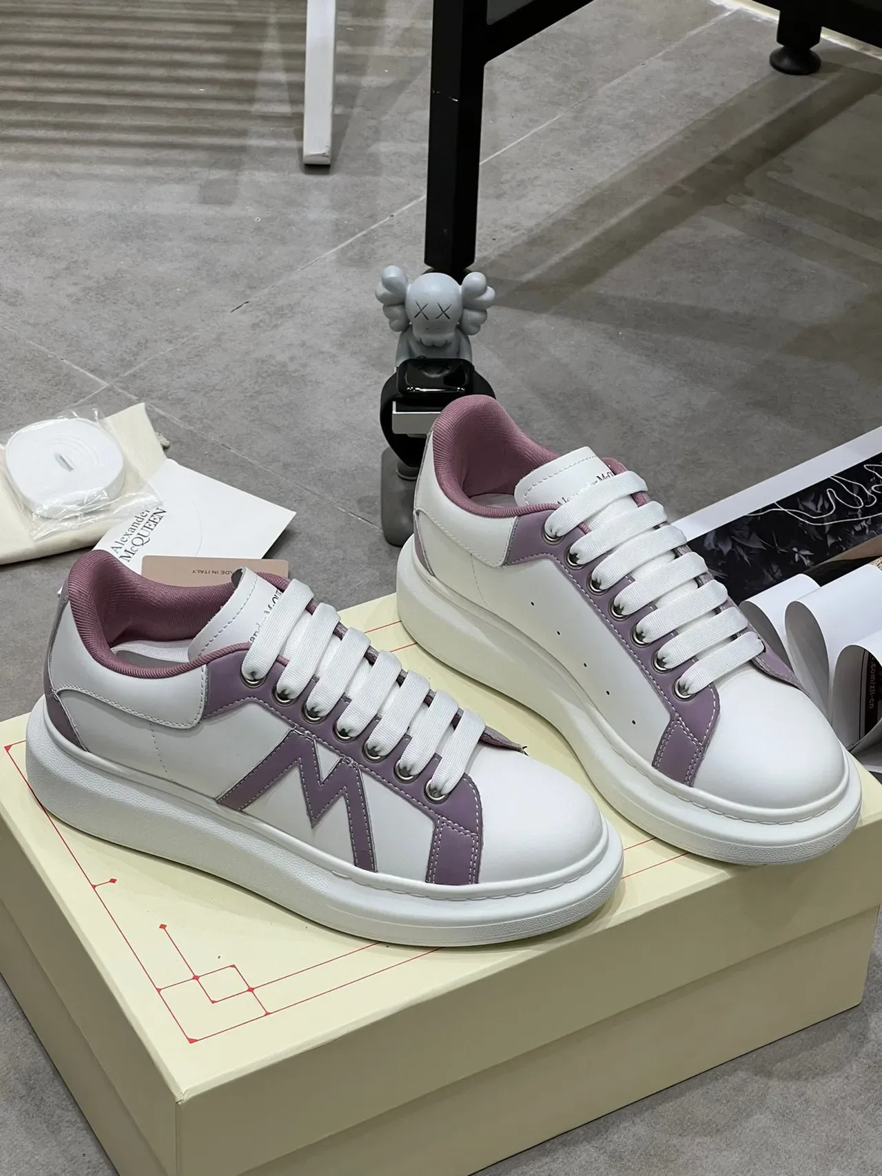 Alexander McQueen Sneakers Oversized Brancas e Lavanda Lifestyle 7