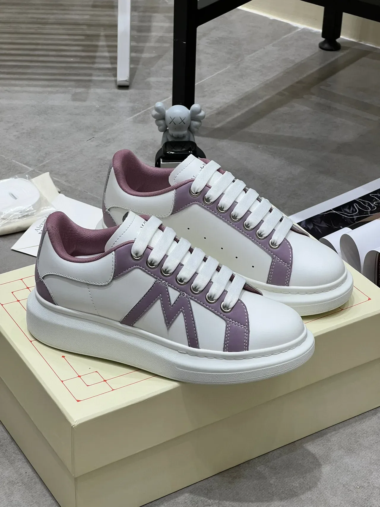 Alexander McQueen Sneakers Oversized Brancas e Lavanda Lifestyle 8