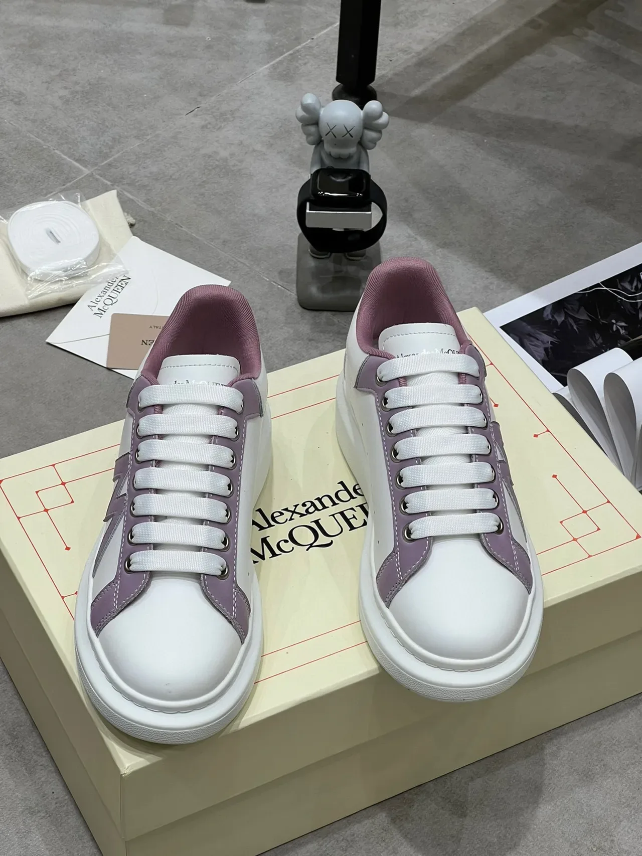 Alexander McQueen Sneakers Oversized Brancas e Lavanda Lifestyle 9