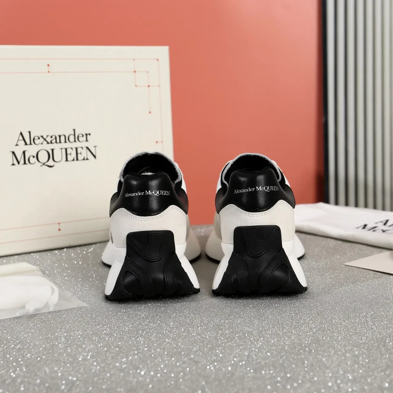 Alexander McQueen Oversized स्नीकर सफेद बेज काला लाइफस्टाइल 2