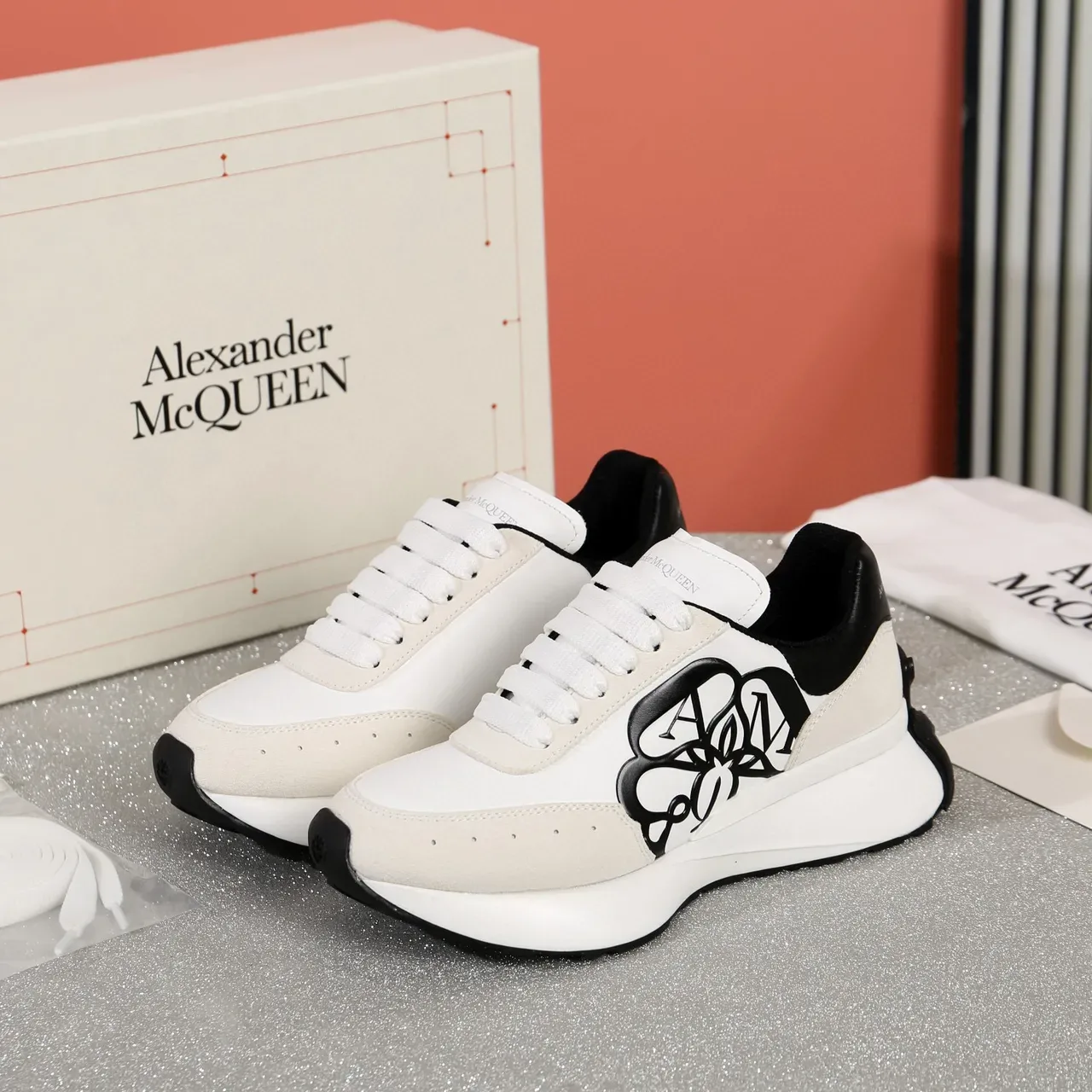 Alexander McQueen Oversized स्नीकर सफेद बेज काला लाइफस्टाइल 8