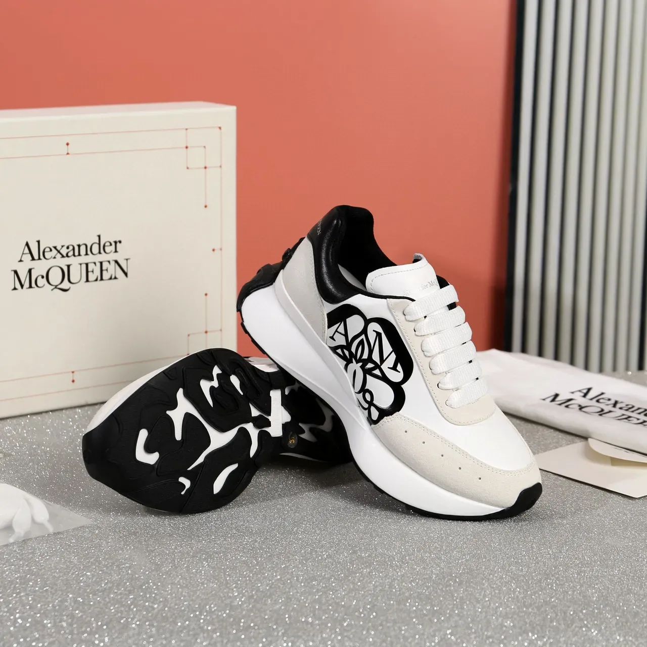Alexander McQueen Oversized स्नीकर सफेद बेज काला लाइफस्टाइल 9