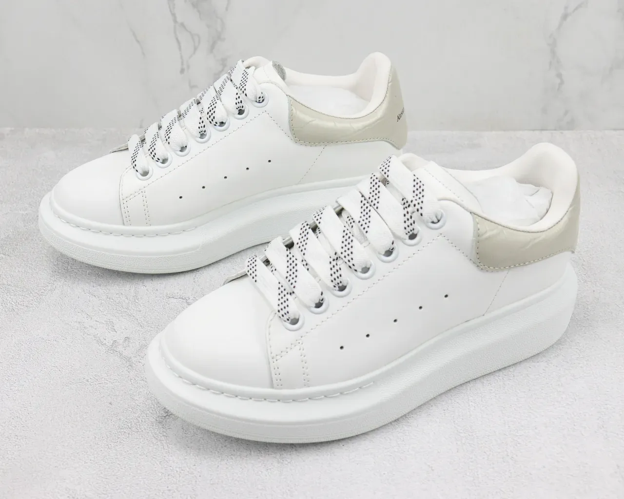 Alexander McQueen ओवरसाइज्ड सफेद भूरे प्लेटफॉर्म स्नीकर परफोरेटेड टो कैप लाइफस्टाइल स्नीकर 4