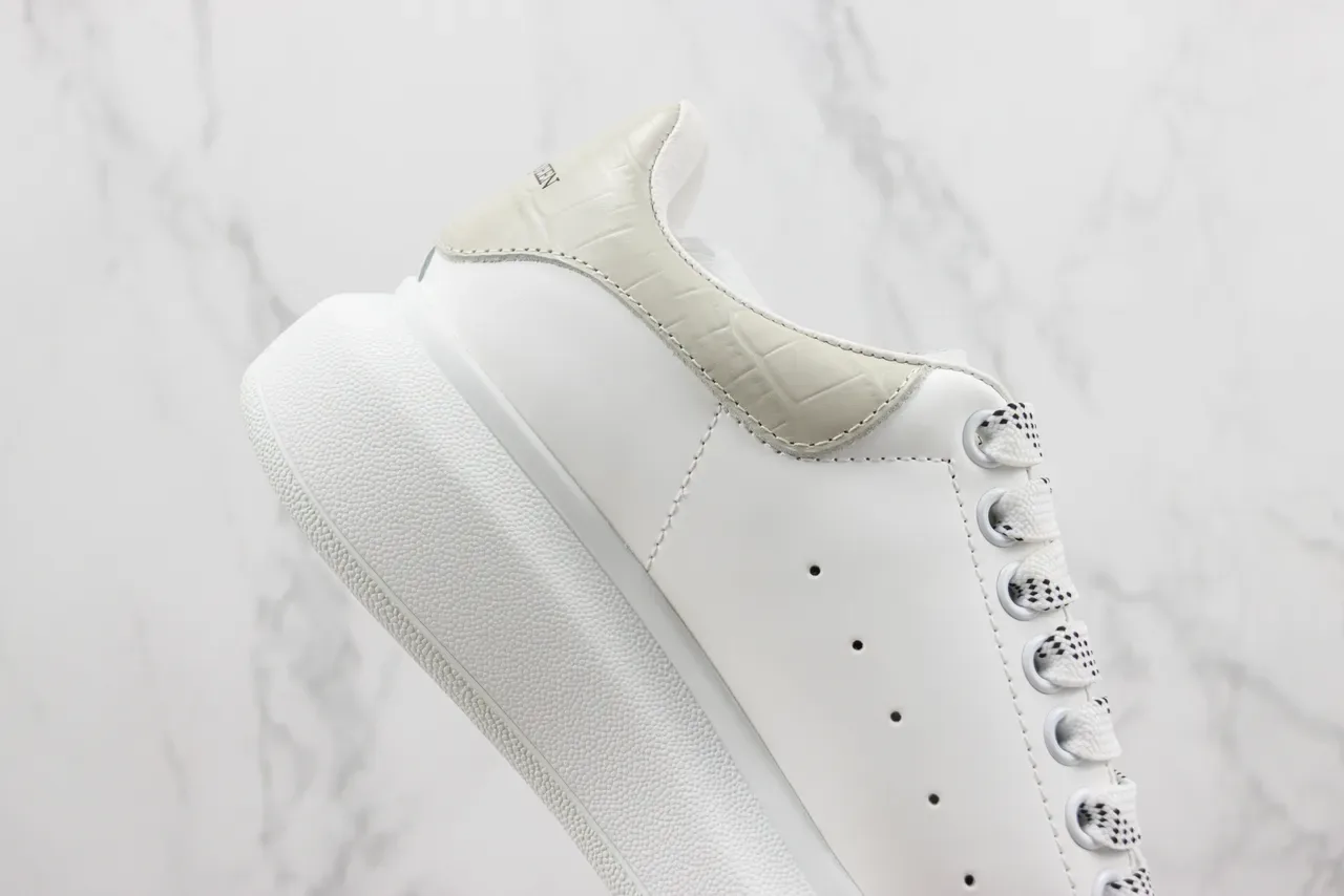 Alexander McQueen ओवरसाइज्ड सफेद भूरे प्लेटफॉर्म स्नीकर परफोरेटेड टो कैप लाइफस्टाइल स्नीकर 5