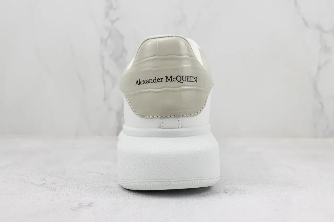 Alexander McQueen ओवरसाइज्ड सफेद भूरे प्लेटफॉर्म स्नीकर परफोरेटेड टो कैप लाइफस्टाइल स्नीकर 9
