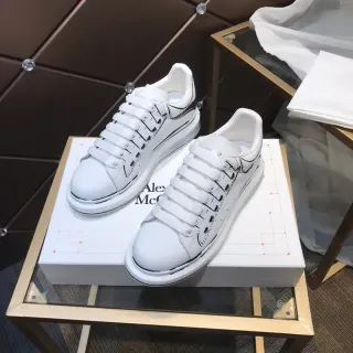 Alexander McQueen ओवरसाइज्ड सफेद काला चमड़े का ऊपरी लाइन-आर्ट स्केच डिटेलिंग लाइफस्टाइल स्नीकर