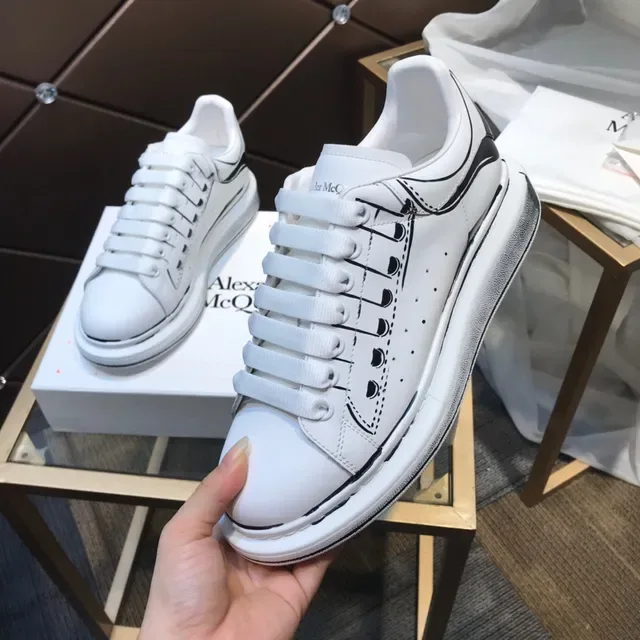 Alexander McQueen 超大号白色黑色皮革鞋面 线条艺术素描细节 生活方式运动鞋 3