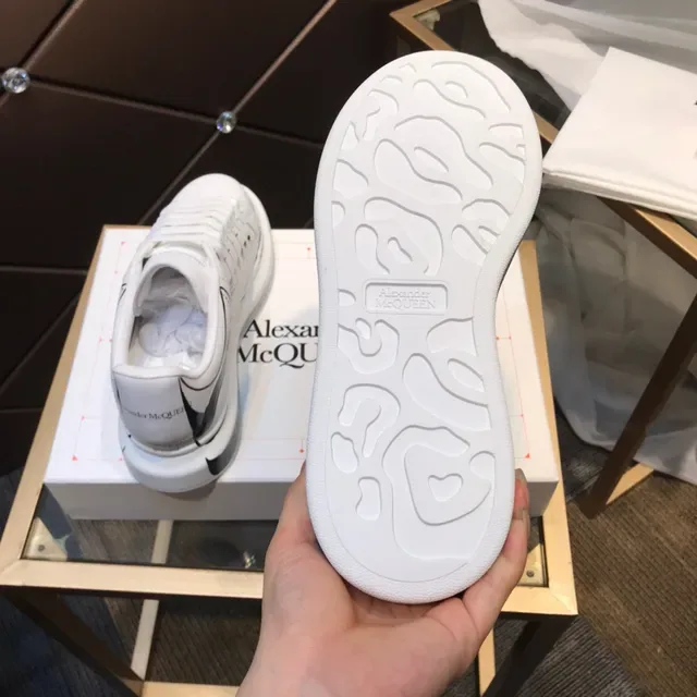 Alexander McQueen 超大号白色黑色皮革鞋面 线条艺术素描细节 生活方式运动鞋 4
